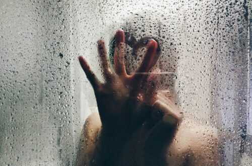 Czym najlepiej umyć kabinę prysznicową szklaną