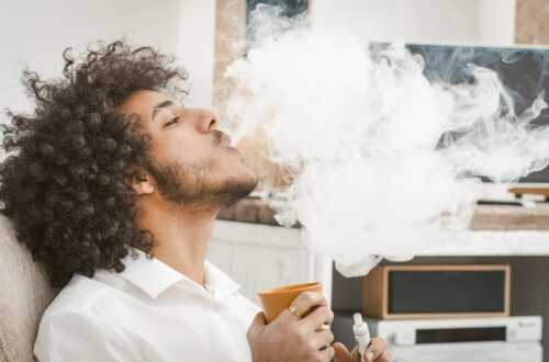 „Kop w gardło” a „kop w płuco”. Metody palenia e-papierosów